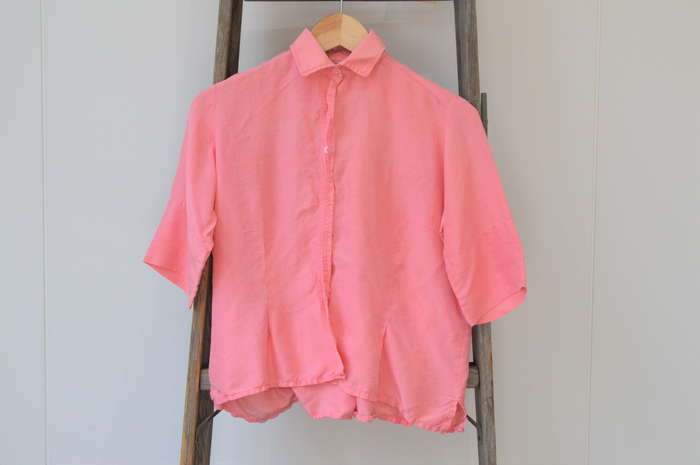 ショート丈のピンクのレーヨンシャツ