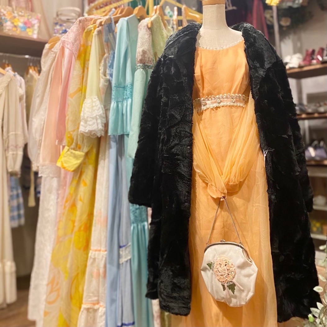 ヴィンテージドレス・ファーコートは大阪・中崎町のElulu梅田店で