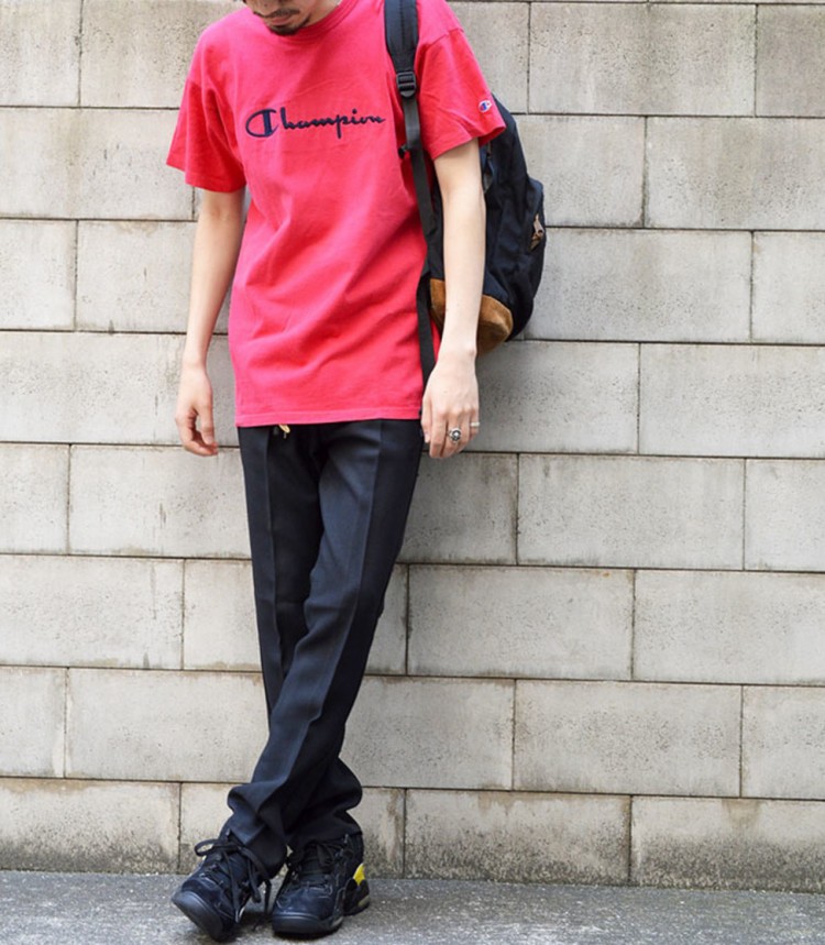 赤メンズチャンピオンTシャツ×黒パンツコーデ