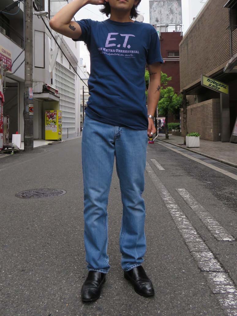 紺Tシャツ+デニムパンツコーデ